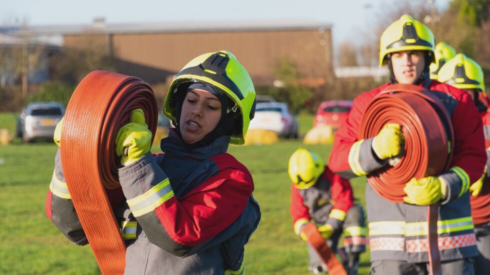 Историята на Уроса Аршид - първата жена пожарникар с хиджаб
