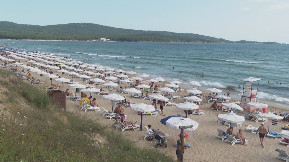 В „жълтата зона“: Препълнени с туристи плажове увеличиха нивото на COVID риск у нас