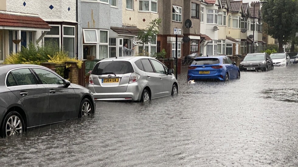 Проливни дъждове наводниха улици в Лондон