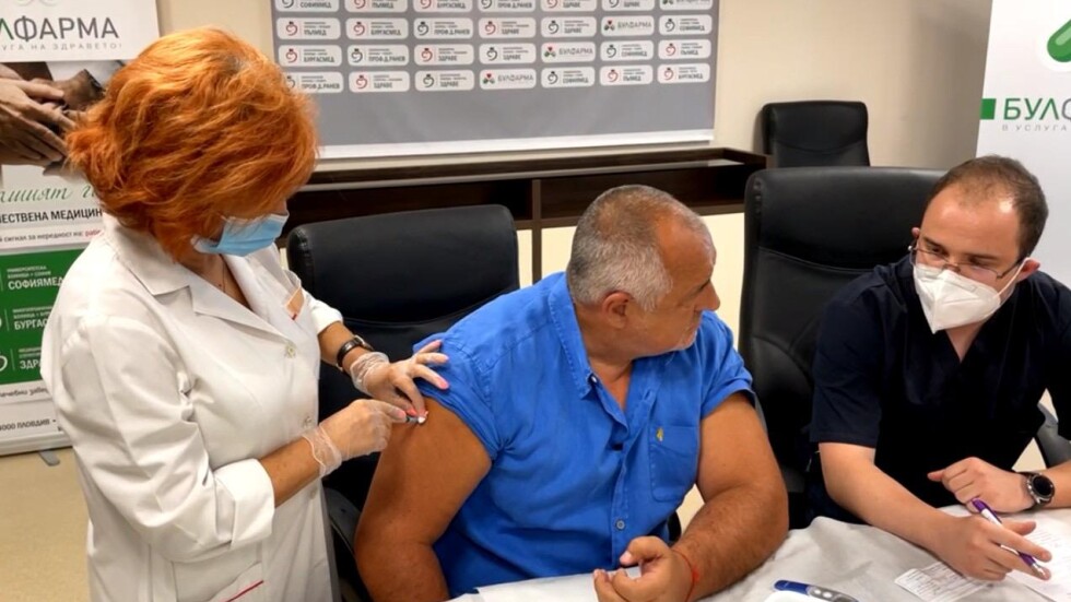 Бойко Борисов се ваксинира на живо във „Фейсбук“