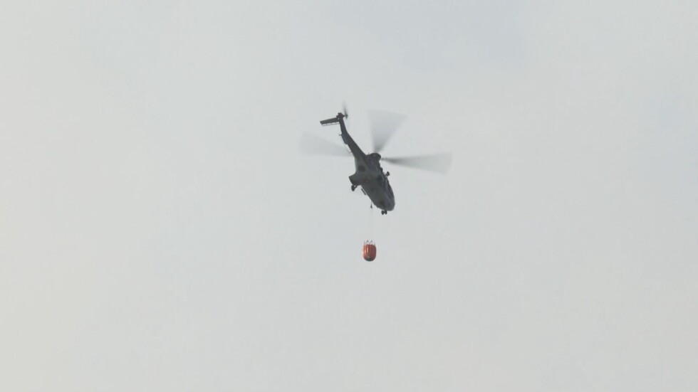 Голям горски пожар в Хисарско, военните изпратиха хеликоптер