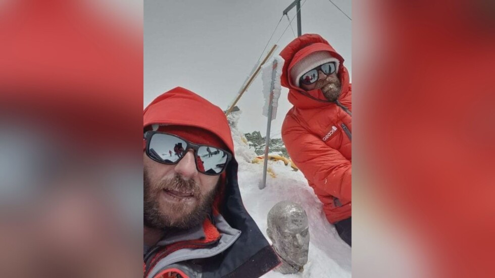 Планински спасители от Благоевград изкачиха втория по височина връх в Памир