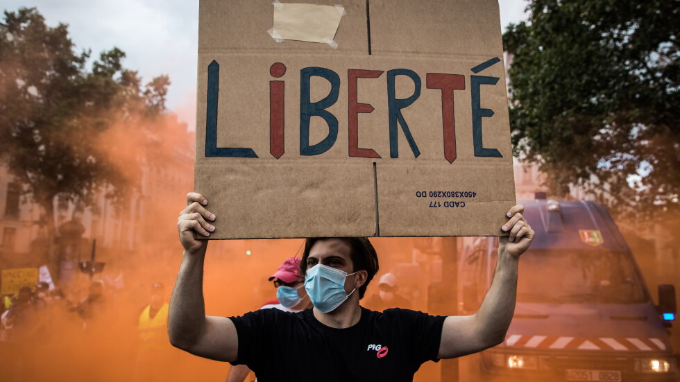 Хиляди протестираха във Франция срещу здравните COVID пропуски