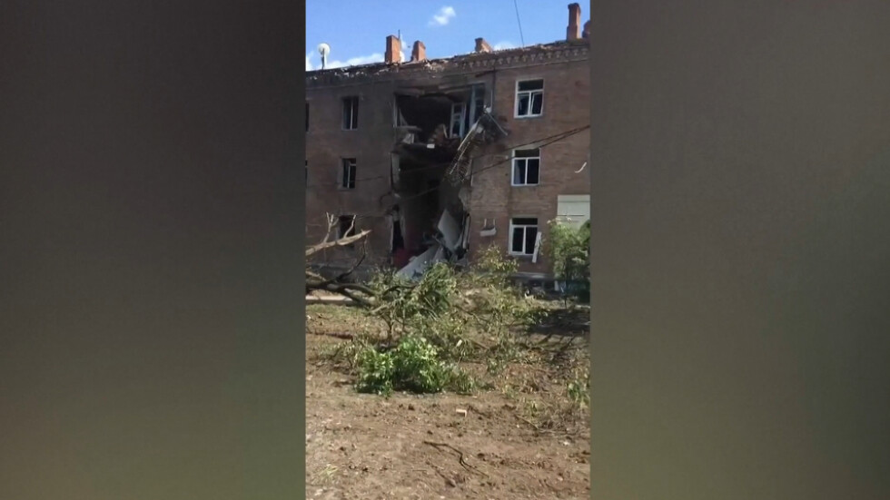 Най-малко пет души, сред които и дете, са ранени при удари в Донецка област