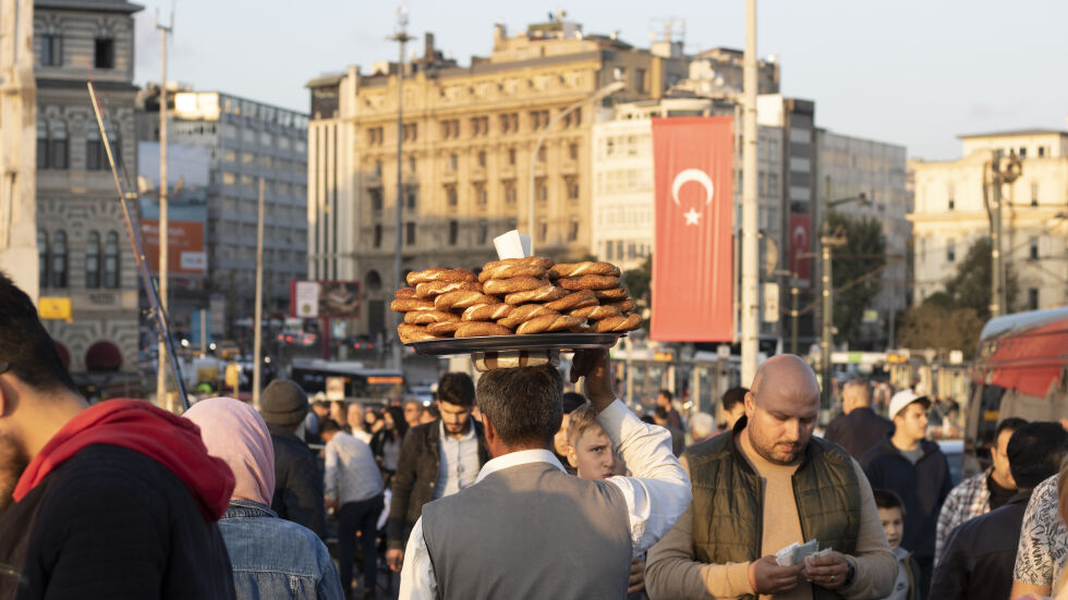 Животът в Истанбул вече струва близо четири турски минимални заплати