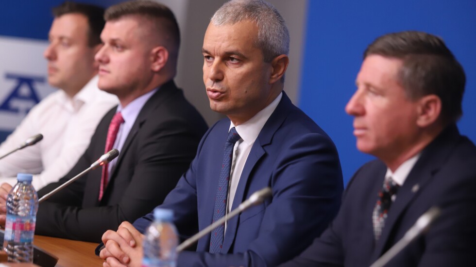 Костадинов: От трима депутати от „Възраждане“ е търсена подкрепа за новия кабинет