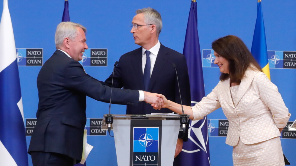 НАТО подписа протоколите за присъединяване на Финландия и Швеция