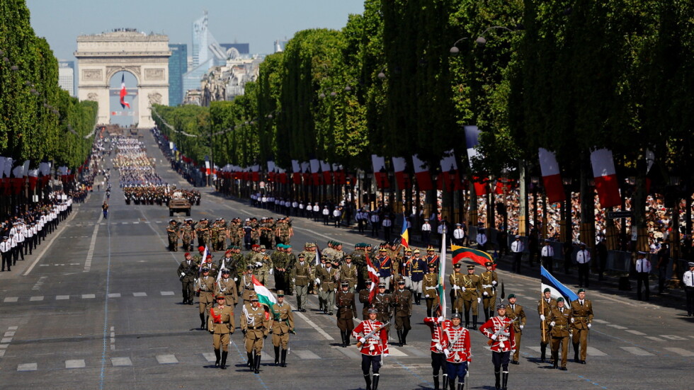 Наши гвардейци начело на парада за Деня на Бастилията в Париж (СНИМКИ и ВИДЕО)