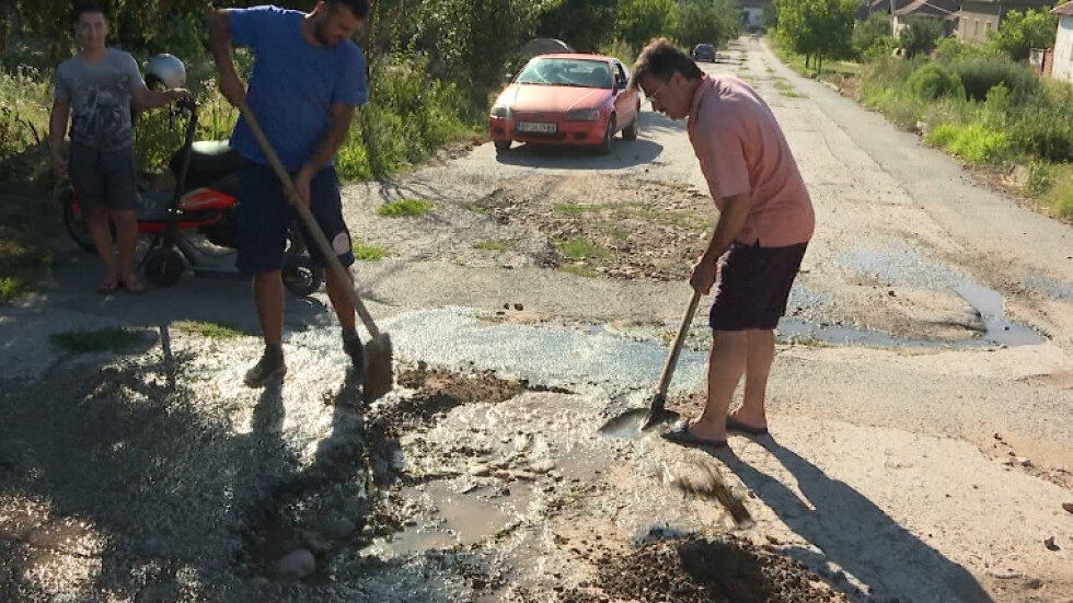 "Направи си сам" път: Жители на врачанско село сами запълват дупките