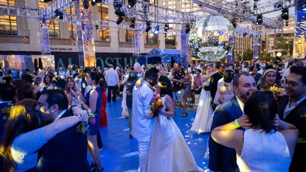 Над 500 двойки се ожениха символично на събитието "Празнувайте любовта: (повторна) сватба"