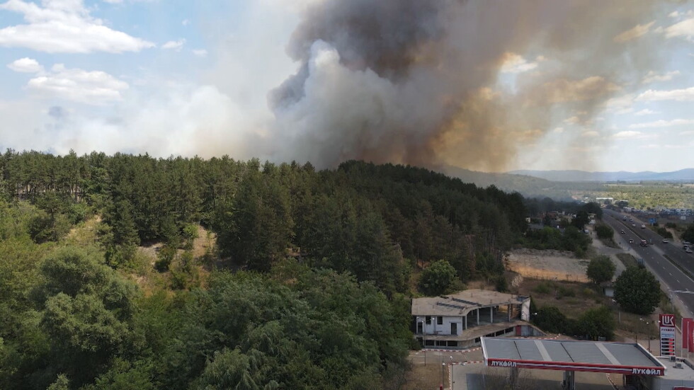 Голям пожар край Казанлък, има евакуирани хора (ОБЗОР)