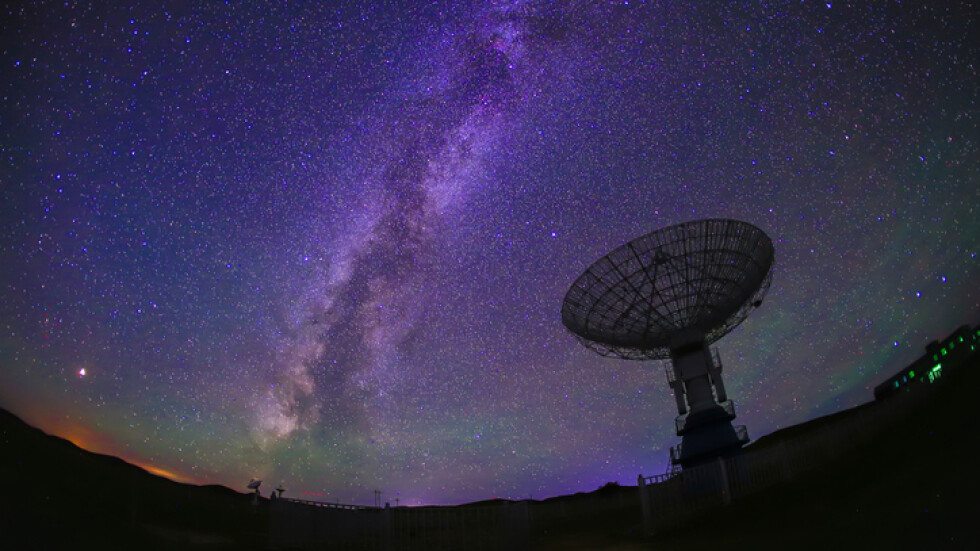 Астрономи засякоха радио „сърцебиене“ на милиарди светлинни години от Земята