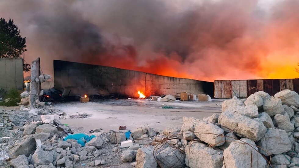Голям пожар на строително сметище в Бургас (СНИМКИ и ВИДЕО)