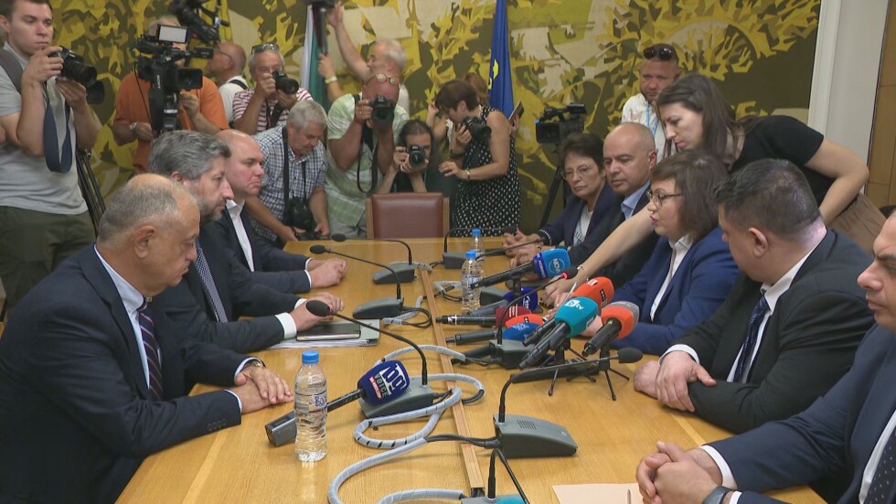 БСП и "Демократична България" седнаха на масата за преговори