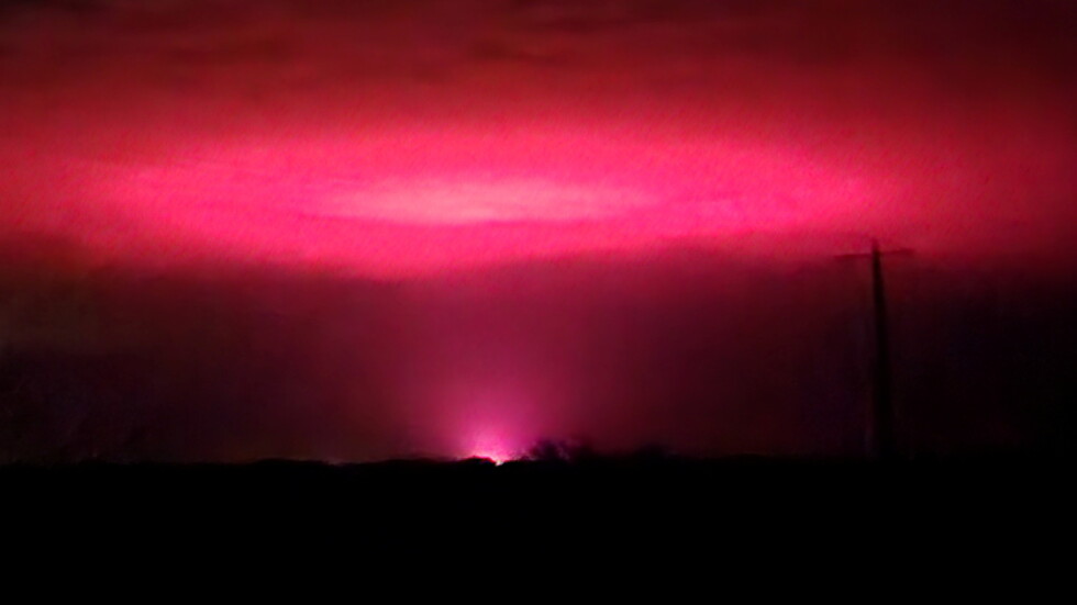 Мистериозно розово сияние озари небето над Австралия