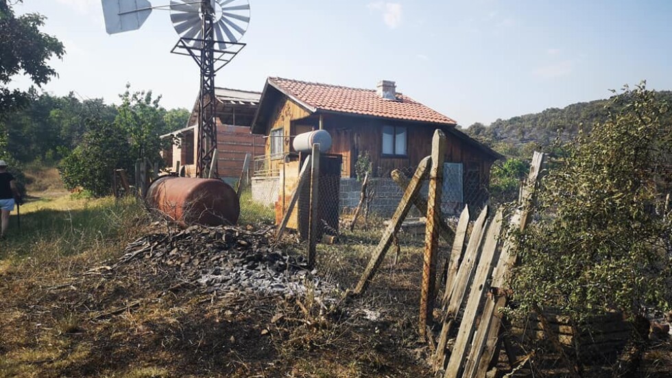 Седем вили изгоряха при пожар в бургаското село Изворище (СНИМКИ)