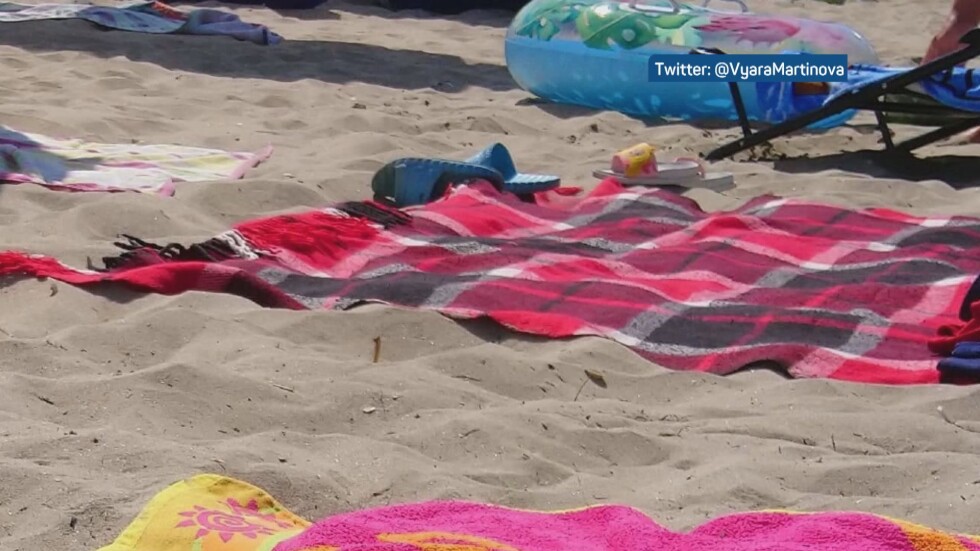 Уют на морето: Постлаха родопско одеяло на плажа в Поморие (ВИДЕО)