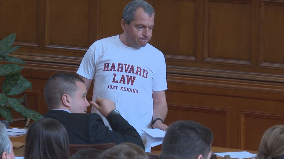Тошко Йорданов с тениска в парламента: "Право в Харвард - шегувам се"