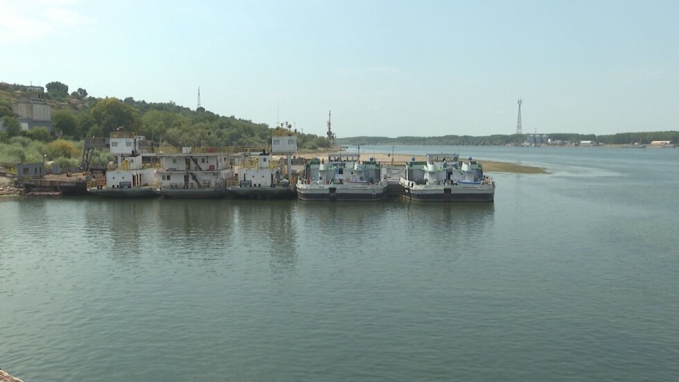 Дунав е под кота нула: Товарни и круизни кораби са блокирани