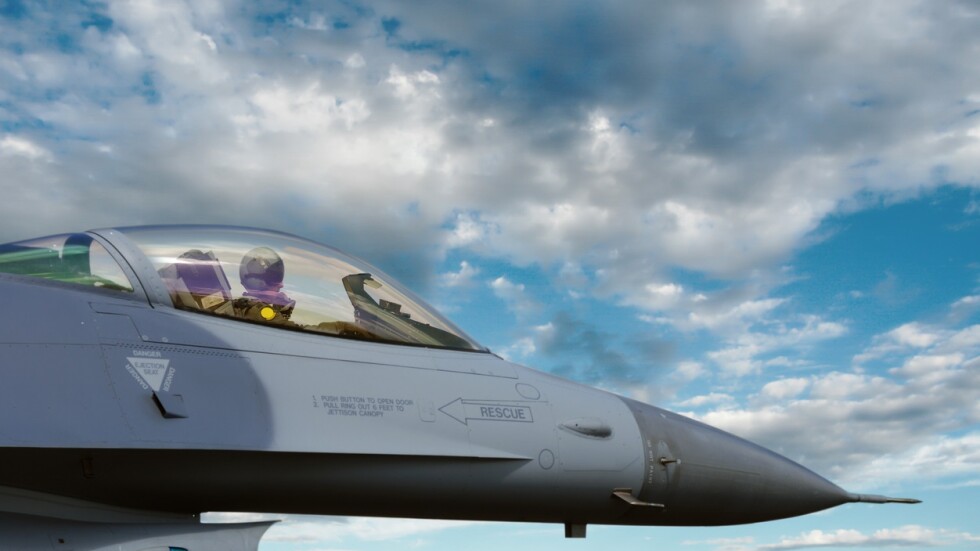 14 пилоти ще могат да управляват изтребителите F-16 у нас