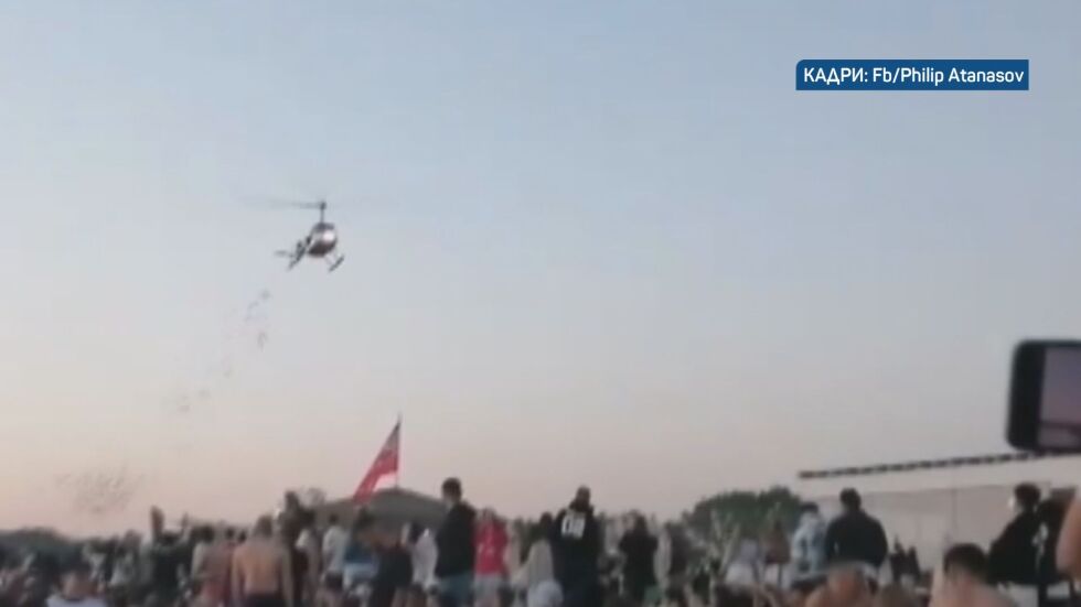 Вижте какво са хвърляли от хеликоптера, летял опасно ниско над плаж „Градина“