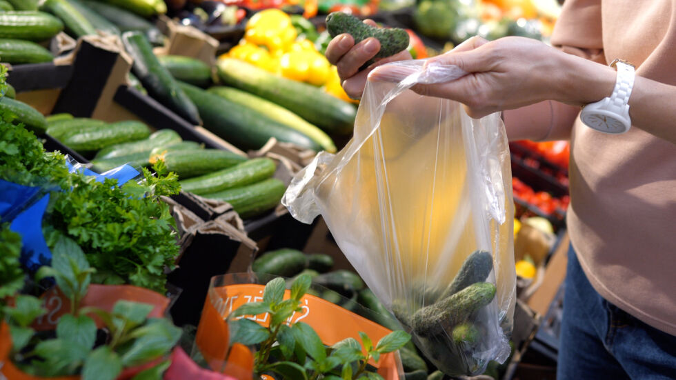 Вече имаме първата страна, забранила найлоновите торбички за зеленчуци в супермаркетите
