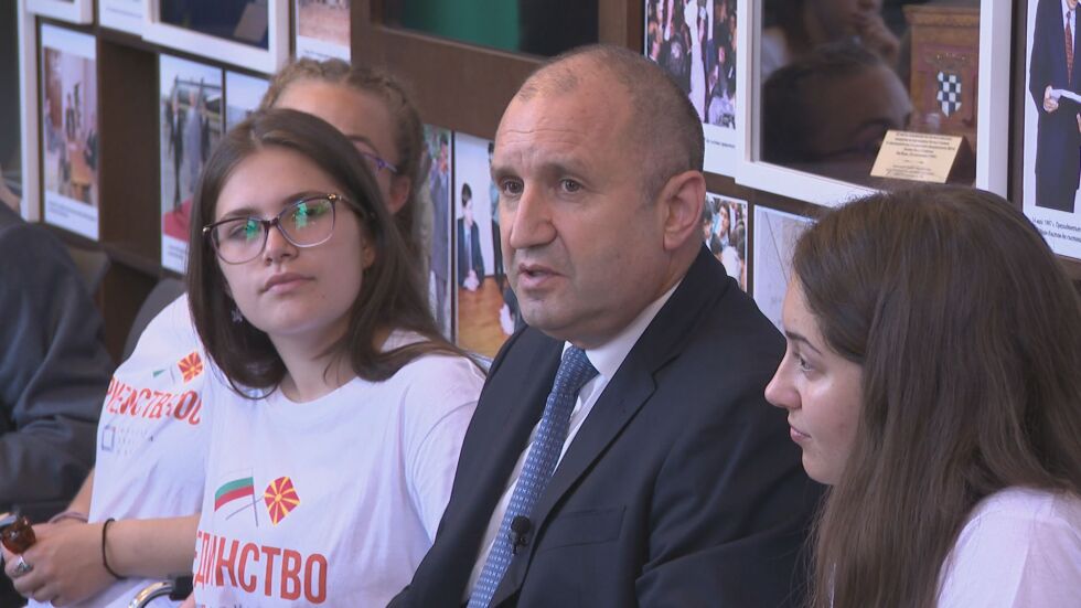 Президентът се срещна с 30 деца от РСМ и България