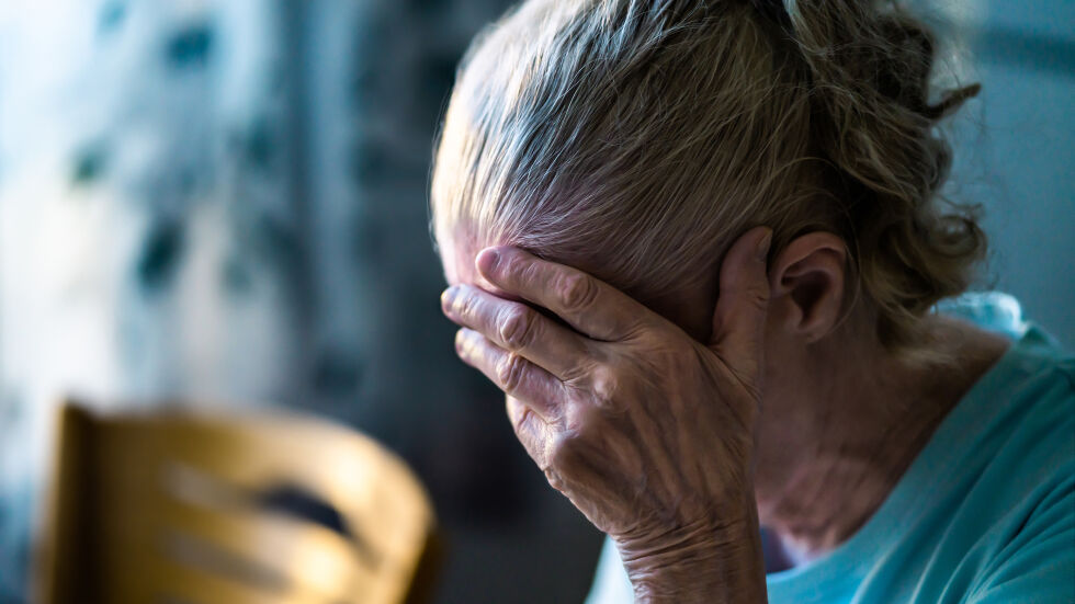 Измъчвани, бити и държани гладни: Възрастни хора от домове са тормозени в Румъния 