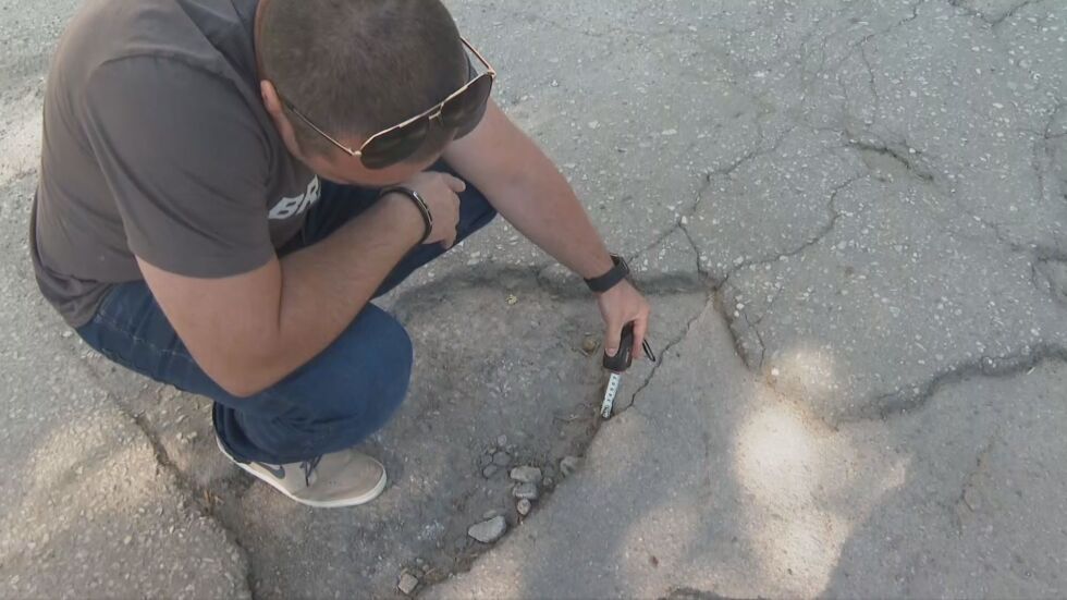 Доброволци от Пловдив асфалтират дупките по улиците