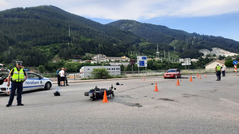 Двама мотористи пострадаха при катастрофа в Смолян