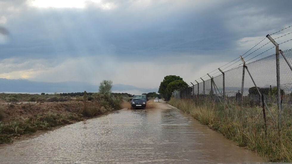 Порои отнесоха коли в Испания, улиците се превърнаха в реки