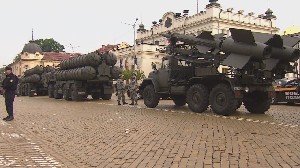 Третият пакет военна помощ за Украйна: Можем ли да дадем ракетните комплекси С-200 и С-300?
