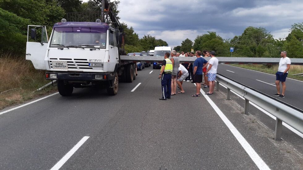 Затвориха пътя Бургас-Созопол след инцидент с неприбран кран върху камион (СНИМКИ)