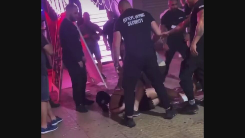 Насилие от охранители пред дискотека в "Слънчев бряг", мъж удря момиче на земята