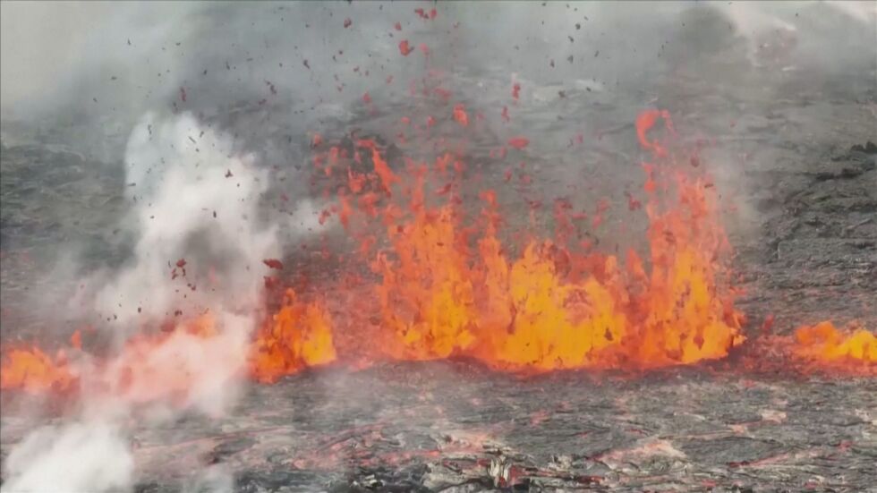 Бълбукаща лава: Зрелищно изригване на вулкан близо до летище (ВИДЕО)