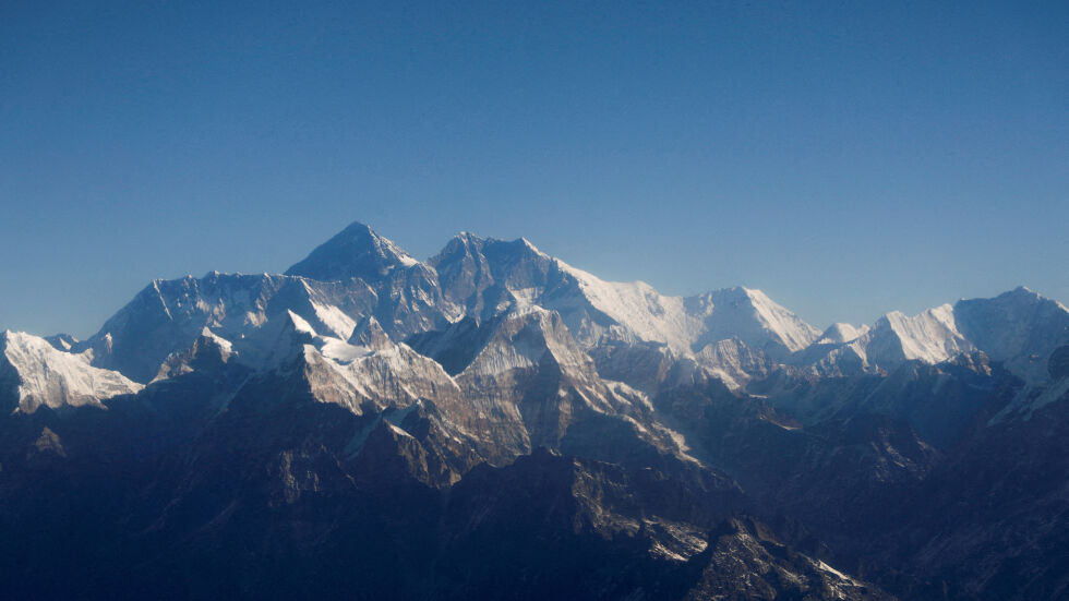 Хеликоптер се разби край Еверест, загина петчленно семейство