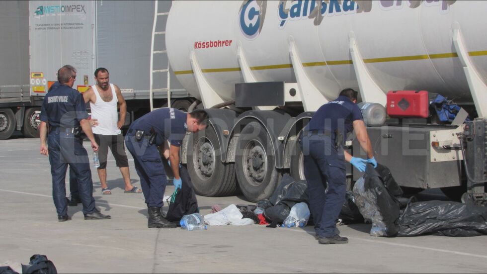 Хванаха мигранти в цистерна на буферния паркинг в Русе (СНИМКИ)