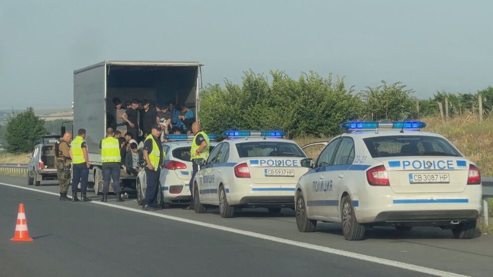 Хванаха голяма група мигранти в камион на АМ "Тракия" (ВИДЕО)
