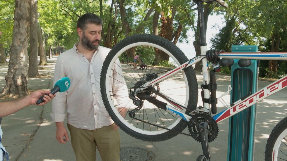 В помощ на колоездачите: Веломеханик с идея за ремонтни станции за велосипеди
