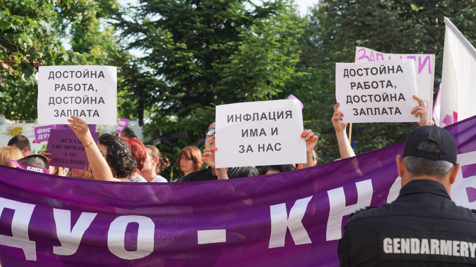 Трети ден протест на КНСБ пред Народното събрание (СНИМКИ)