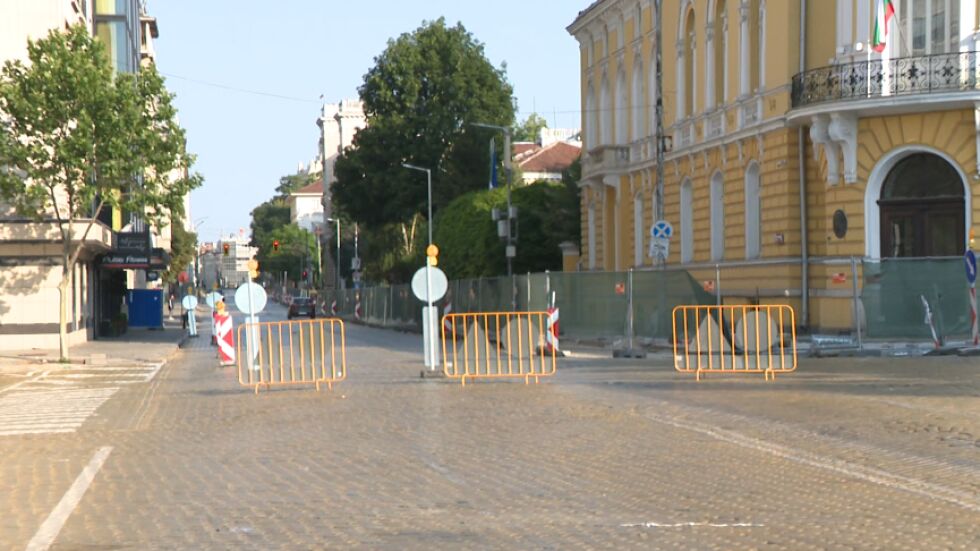 Затвориха част от бул. „Цар Освободител“ заради пренареждане на жълтите павета