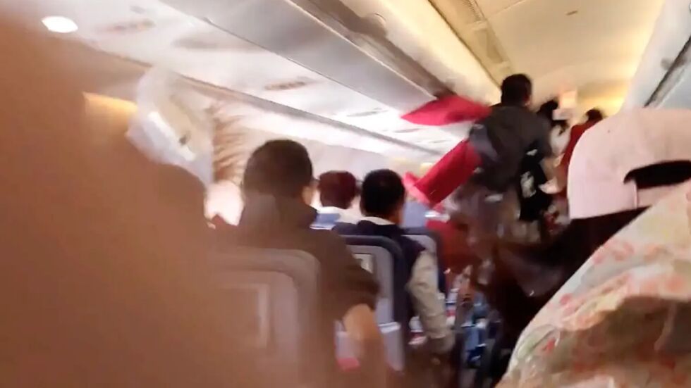 Силна турбуленция залепи екипажа на самолет за тавана (ВИДЕО)