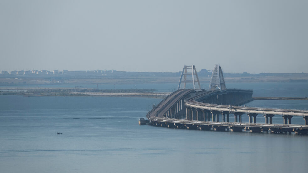 Двама загинали след пропадане на Кримския мост, според Русия е "извънредна ситуация"