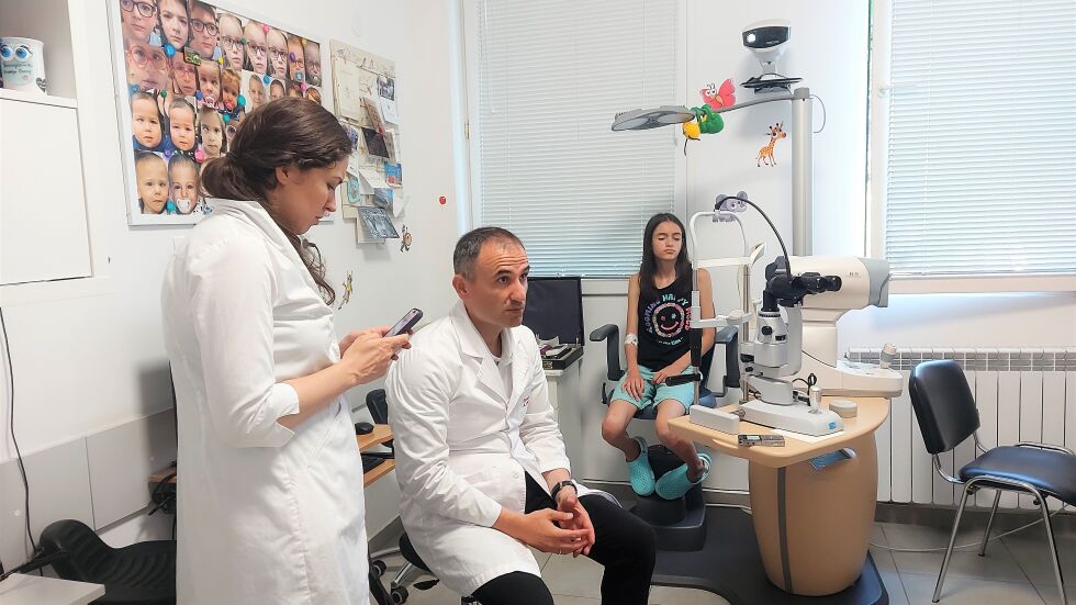 Екип на проф. Оскар спаси окото на дете, пострадало при игра с лък (СНИМКИ)