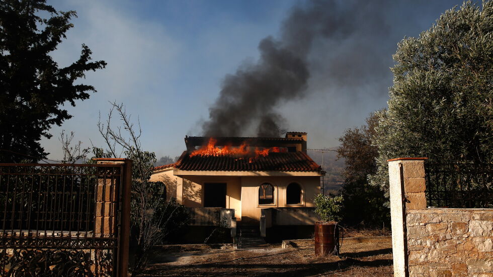 Евакуация в Атина заради пожари (ВИДЕО)