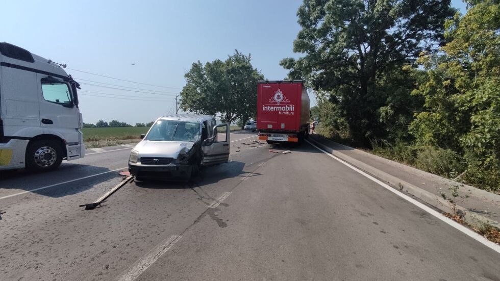 Кола и камион се удариха на пътя Русе-Бяла, трима пострадаха (СНИМКИ)