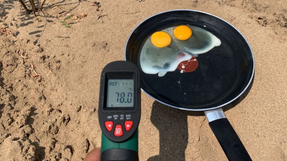 78 градуса: Румънец пържи яйца на слънце без огън, за да докаже колко е горещо (СНИМКИ)
