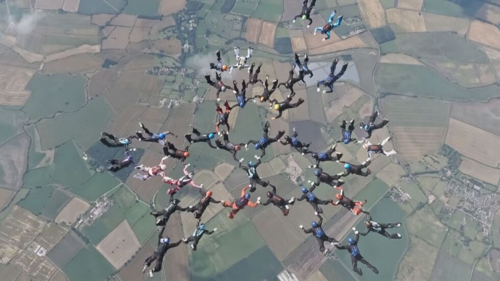 Рекорд за групов скок с парашут: 41 англичани скочиха координирано от два самолета