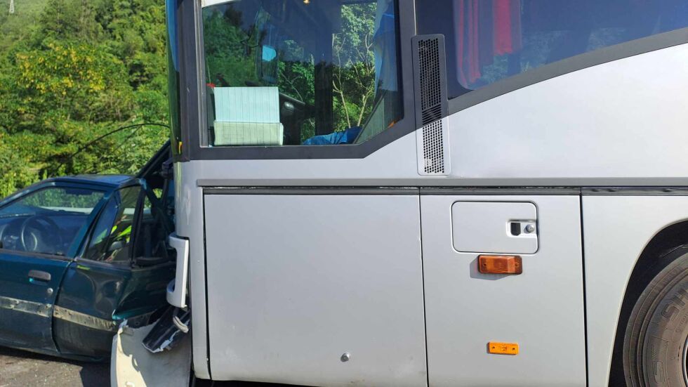 Катастрофа между автобус и кола на главен път Е-79