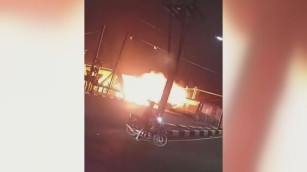 Мощен взрив: Пътнически влак се вряза в камион в Индонезия (ВИДЕО)